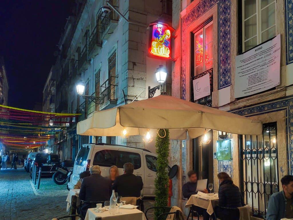 People dining in front of Versiculo d'O Faia
