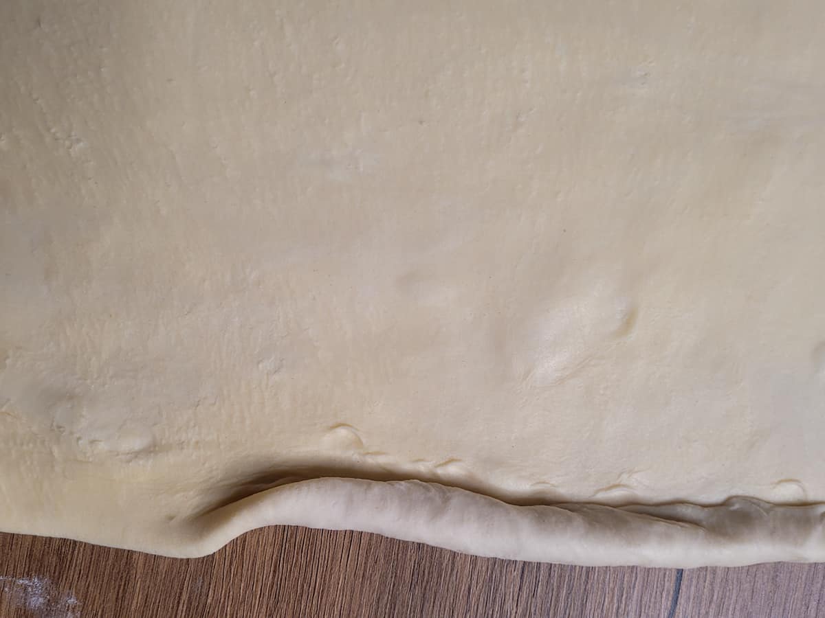 Pinched edges of a pastry dough