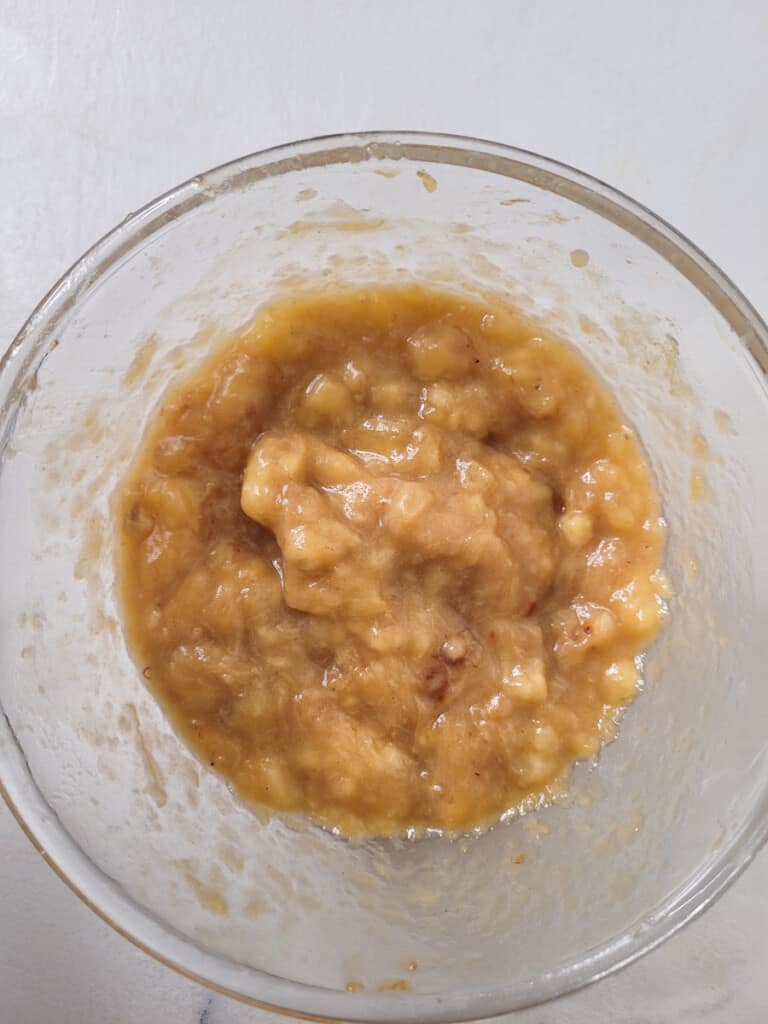 Mashed caramelized bananas in a glass bowl