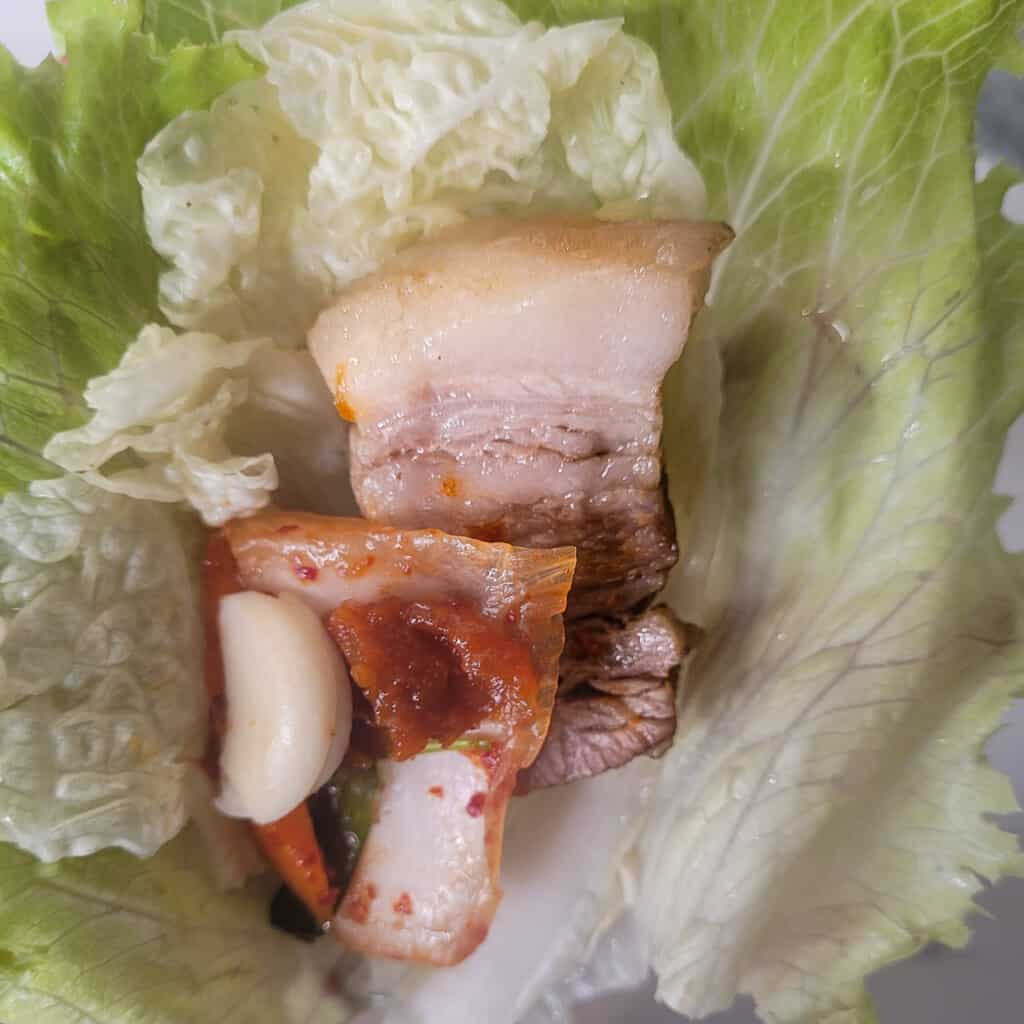 Lettuce leaf with boiled pork (suyuk) with kimchi