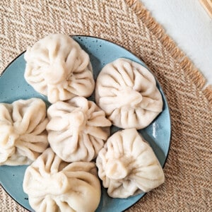 Boiled meat khinkali (Georgian dumplings) on a plate.