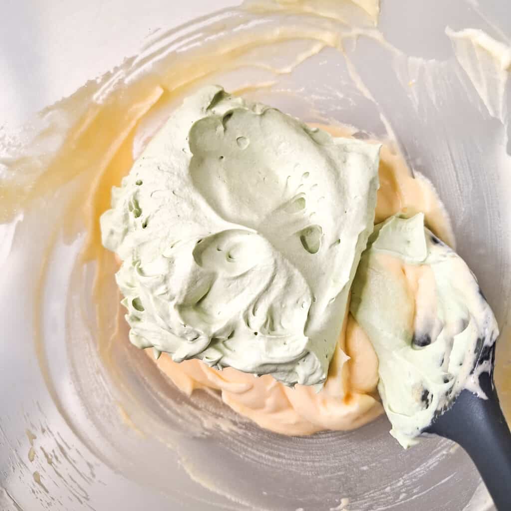 Fold the matcha whipping cream into the mascarpone cheese in a plastic bowl