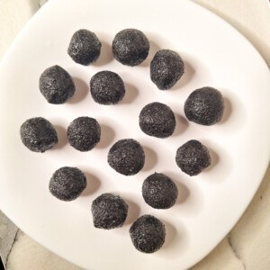 Shaped black sesame paste for tang yuan